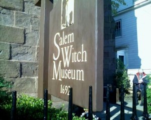 http://blog.jeffersonatsalemstation.lincolnapts.com/files/2010/10/salem-ma-witch-museum.jpg